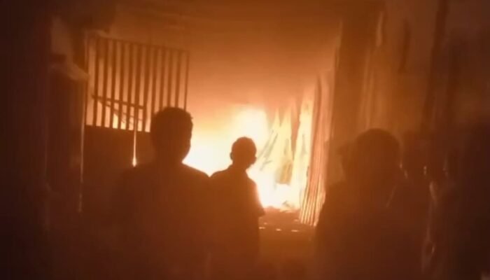 Gudang Busa di Jombang Terbakar Saat Warga Terlelap, Kerugian Ratusan Juta