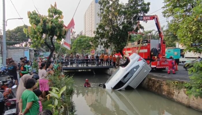 Mobil Pajero Terjun ke Sungai di Surabaya, Pengemudi Kabur Usai Kecelakaan