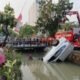 Mobil Pajero Sport putih tercebur ke sungai di Menur Pumpungan Surabaya