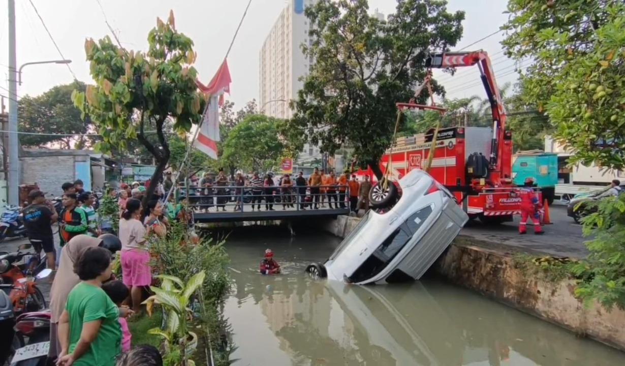 Mobil Pajero Sport putih tercebur ke sungai di Menur Pumpungan Surabaya