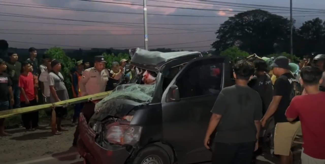 Truk tangki terguling usai bertabrakan dengan mobil pikap di Ngawi