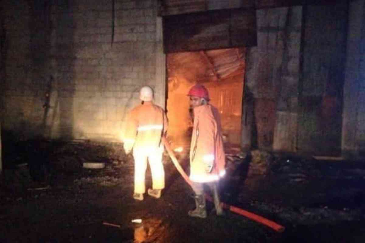 kebakaran, Mojokerto, BPBD Mojokerto, oli bekas, gudang terbakar, berita jatim, damkar Mojokerto