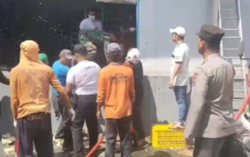 kebakaran gudang ayam jombang, pabrik olahan ayam terbakar, kebakaran PT Phalosari, gudang milik bupati terbakar