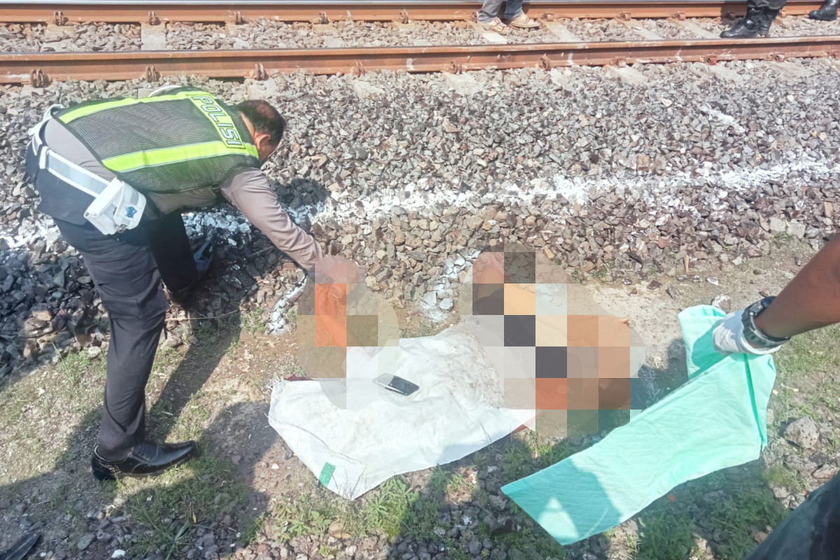 pengendara motor tewas tertabrak kereta, KA Sri Tanjung, kecelakaan Buduran Sidoarjo, korban pemotor asal Madura, kecelakaan di perlintasan kereta