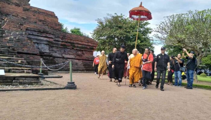 Kirab Budaya Waisak di Mojokerto Satukan Lintas Iman di Candi Brahu