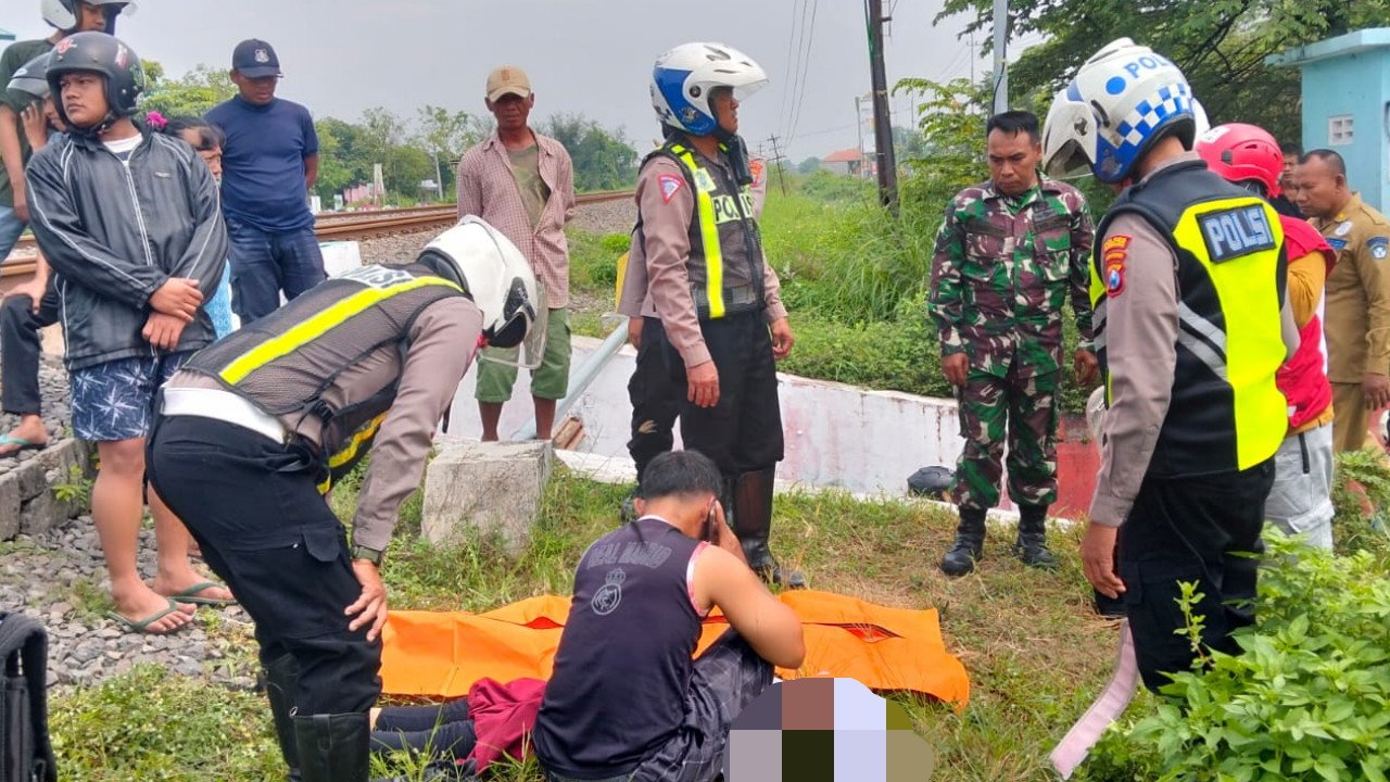 Evakuasi siswi SD yang tertemper KA Sancaka di perlintasan rel Mojokerto