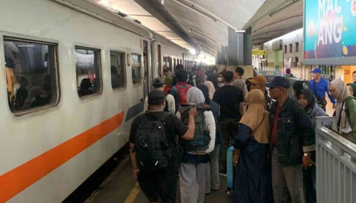 Lonjakan Penumpang di Stasiun Mojokerto Saat Libur Waisak 2025, Tembus Ribuan Orang
