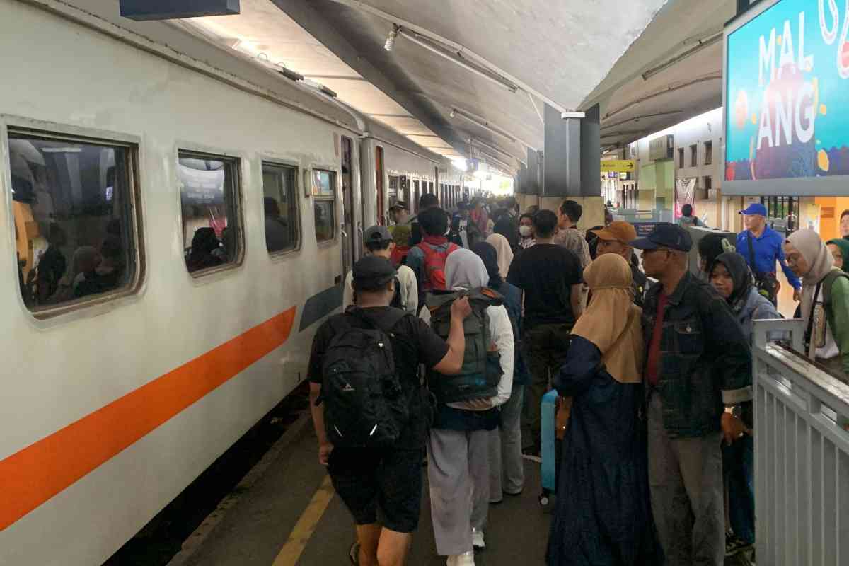 penumpang Stasiun Mojokerto 2025, lonjakan kereta libur Waisak, data penumpang KAI Daop 8, berita Mojokerto terbaru, perjalanan kereta api Waisak