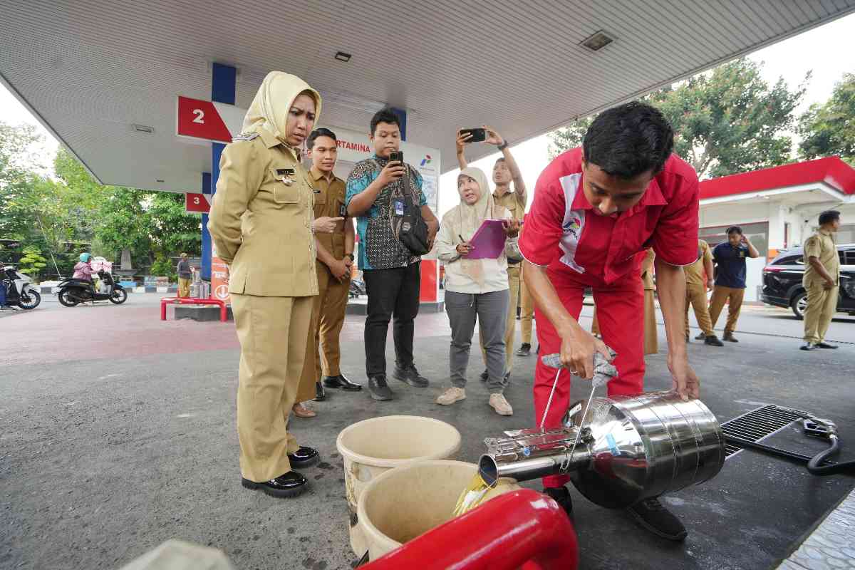 Wali Kota Mojokerto Ika Puspitasari saat meninjau proses tera ulang timbangan di SPBU