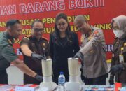 Prosesi pemusnahan barang bukti oleh Kejari Kabupaten Mojokerto yang terdiri dari sabu, pil dobel L, uang palsu, jamu ilegal, kosmetik tanpa izin, dan barang lainnya, Rabu (21/5/2025).