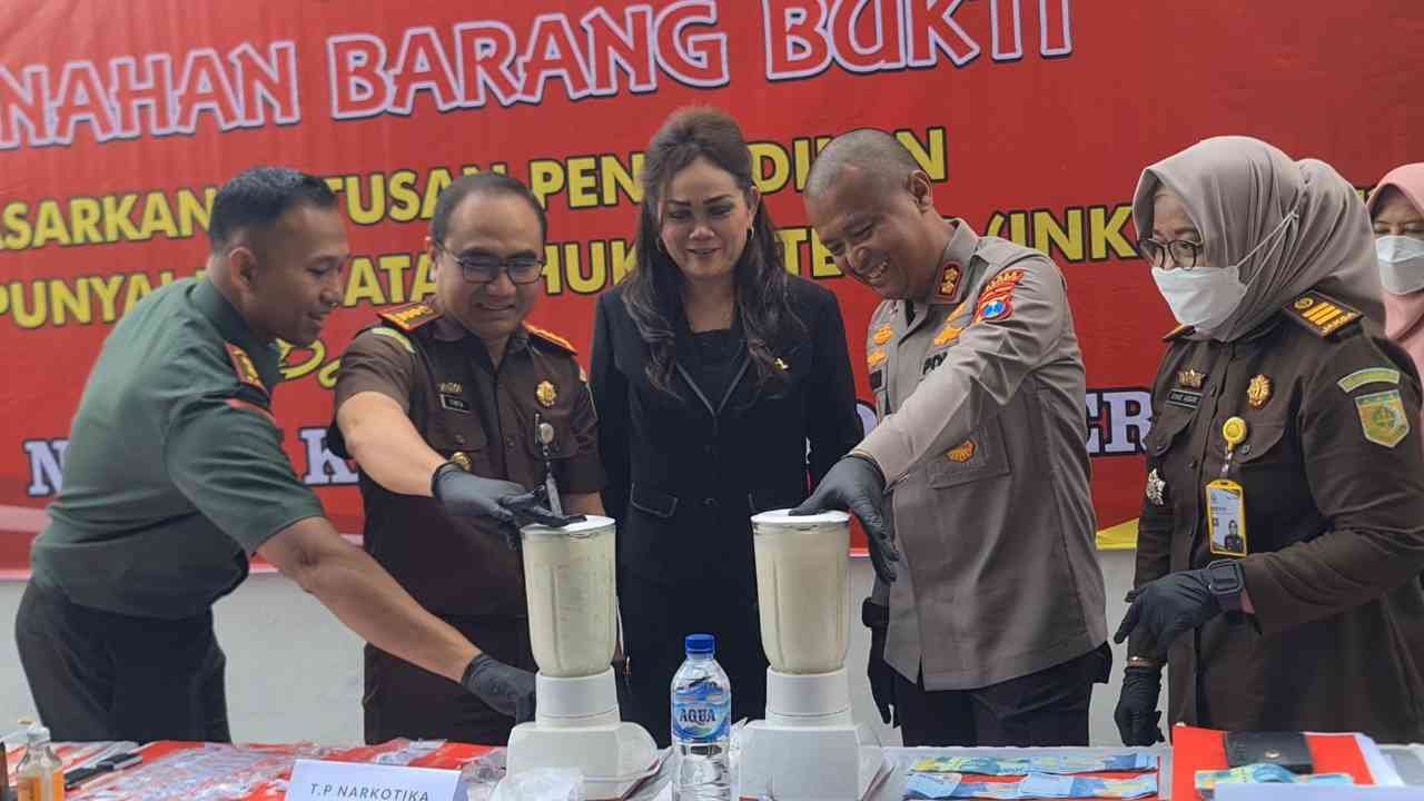 Prosesi pemusnahan barang bukti oleh Kejari Kabupaten Mojokerto yang terdiri dari sabu, pil dobel L, uang palsu, jamu ilegal, kosmetik tanpa izin, dan barang lainnya, Rabu (21/5/2025).