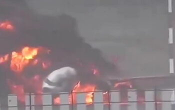 Asap mengepul dari pesawat Yemenia Airways yang terbakar akibat serangan rudal di Bandara Sanaa