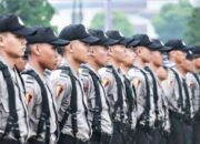 Peserta seleksi Bintara Polri menjalani ujian akademik di bawah pengawasan petugas kepolisian