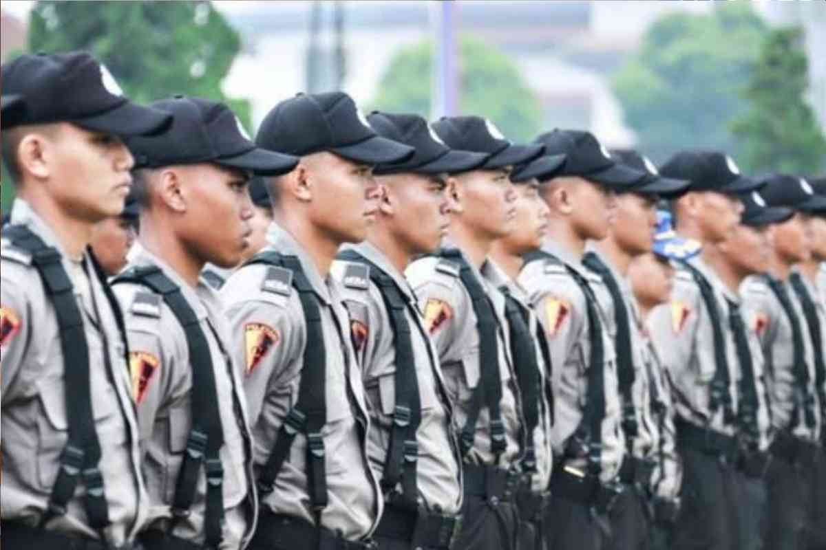 Peserta seleksi Bintara Polri menjalani ujian akademik di bawah pengawasan petugas kepolisian