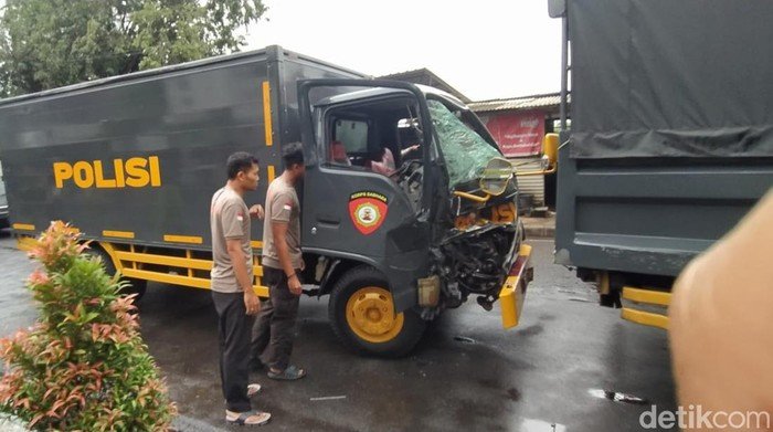 truk polisi tabrakan, kecelakaan beruntun surabaya, kecelakaan polisi gunungsari, laka lantas truk polda jatim, iring-iringan polisi gelora bung tomo