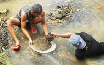 emas di sungai Tulungagung, warga cari emas Keboireng, viral tambang emas Tulungagung, mendulang emas Jawa Timur