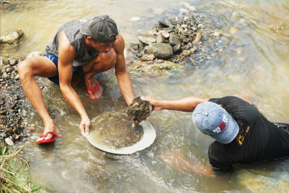 emas di sungai Tulungagung, warga cari emas Keboireng, viral tambang emas Tulungagung, mendulang emas Jawa Timur