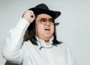 Gustiwiw, musisi muda dan penyiar radio, meninggal dunia di usia 26 tahun. Dunia hiburan Indonesia berduka.