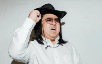 Gustiwiw, musisi muda dan penyiar radio, meninggal dunia di usia 26 tahun. Dunia hiburan Indonesia berduka.