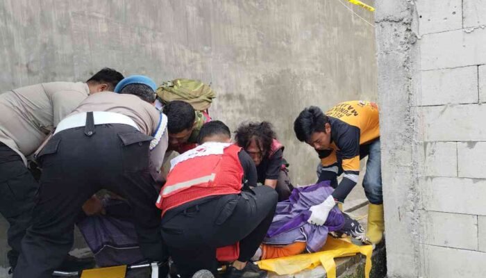 Tersengat Listrik Saat Pasang Atap, Pekerja Bangunan di Mojokerto Tewas Terjatuh