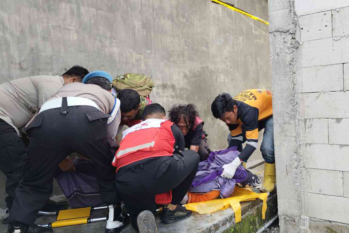 Tersengat Listrik Saat Pasang Atap, Pekerja Bangunan di Mojokerto Tewas Terjatuh