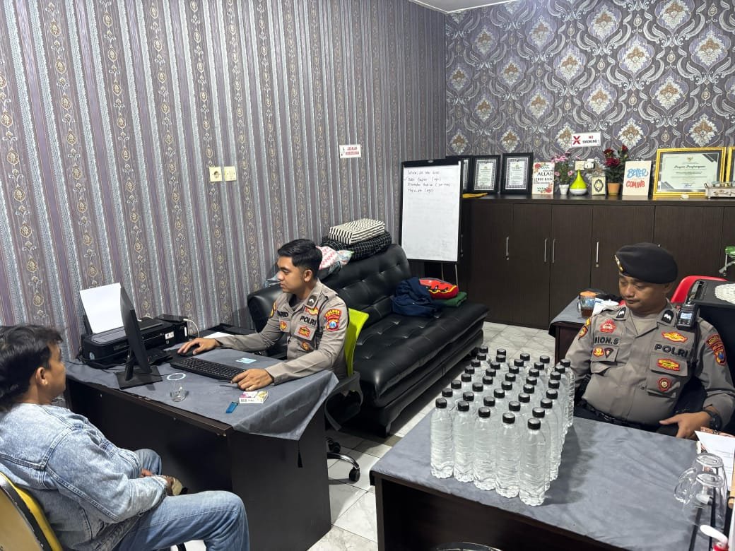 Polisi amankan 50 botol arak bali dari penjual miras ilegal