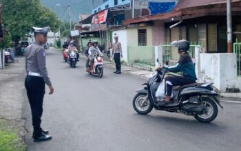 Satlantas Polres Ternate tertibkan lalu lintas depan mes Akpol polres ternate