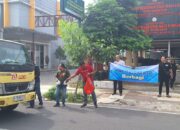 PWI Mojokerto Bagikan 100 Nasi Bungkus di Jumat Berkah Perdana