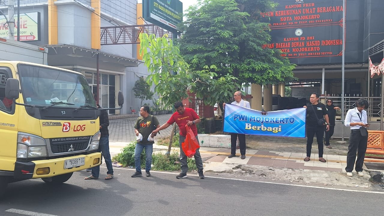 PWI Mojokerto Bagikan 100 Nasi Bungkus di Jumat Berkah Perdana