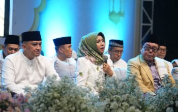 Wali Kota Mojokerto, Ika Puspitasari (Ning Ita), menyampaikan sambutan penuh semangat dalam acara Mojokerto Bersholawat.