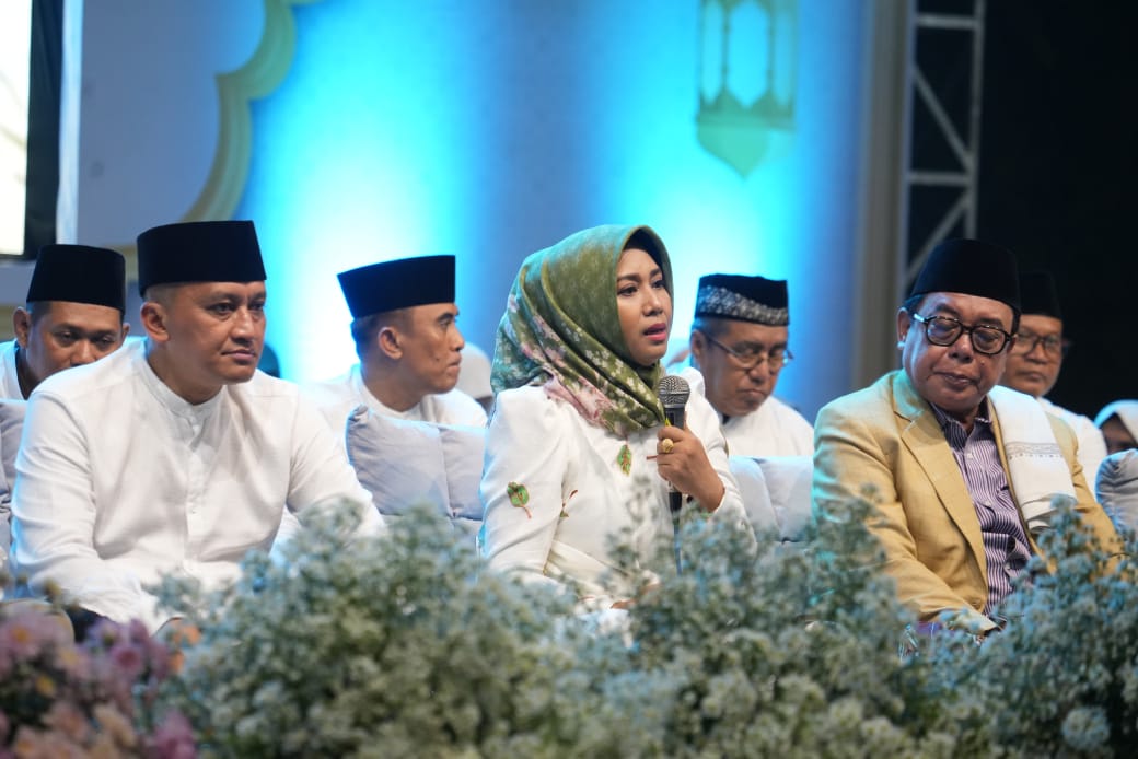 Wali Kota Mojokerto, Ika Puspitasari (Ning Ita), menyampaikan sambutan penuh semangat dalam acara Mojokerto Bersholawat.