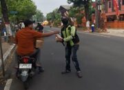 PWI Mojokerto Raya Gelar Jumat Berkah, Bagikan 100 Nasi Bungkus untuk Warga