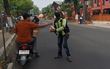 PWI Mojokerto Raya Gelar Jumat Berkah, Bagikan 100 Nasi Bungkus untuk Warga