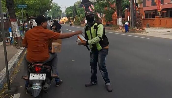 Jumat Berkah, PWI Mojokerto Raya Bagikan Nasi Bungkus untuk Tukang Becak dan Supeltas