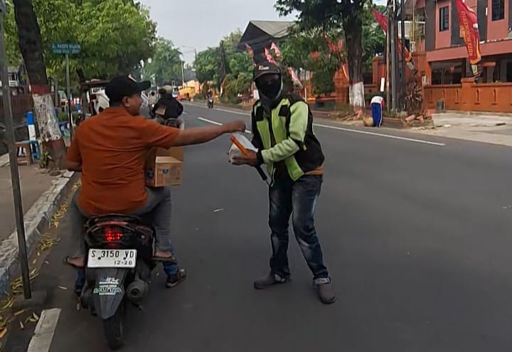PWI Mojokerto Raya Gelar Jumat Berkah, Bagikan 100 Nasi Bungkus untuk Warga