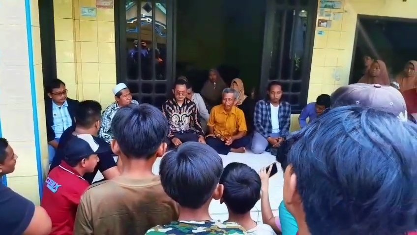 Mukhlish, kuasa hukum keluarga korban, saat memberikan imbauan kepada warga