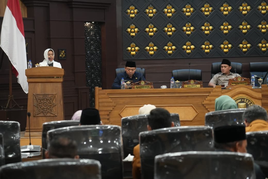 Wali Kota Mojokerto Ika Puspitasari saat menyampaikan penjelasan dua Raperda dalam sidang paripurna DPRD Kota Mojokerto