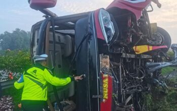 Bus PO Nusa Bali Terguling di Tol Jomo Jombang, 15 Penumpang Terluka
