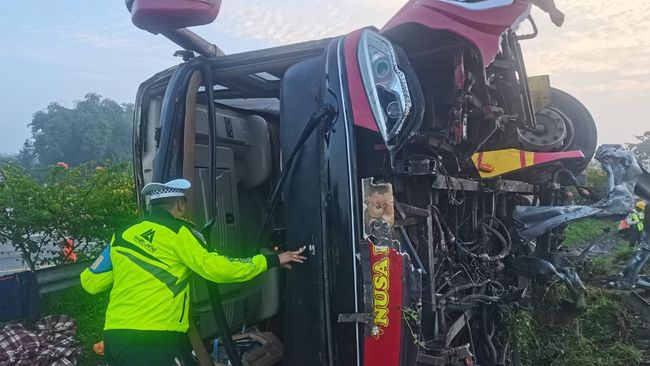 Bus PO Nusa Bali Terguling di Tol Jomo Jombang, 15 Penumpang Terluka