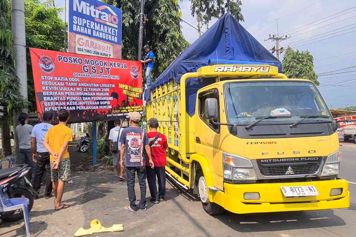 Puluhan sopir truk di Terminal Mojosari, Mojokerto, parkir berjejer saat aksi mogok nasional menolak kebijakan ODOL