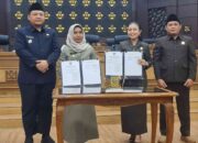 Wali Kota Mojokerto Ika Puspitasari bersama pimpinan DPRD menandatangani nota pengesahan Raperda RPJMD 2025-2029 dan Perubahan Perda Pajak-Retribusi di Gedung DPRD Kota Mojokerto, Rabu (18/6/2025).