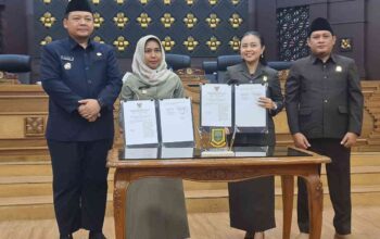 Wali Kota Mojokerto Ika Puspitasari bersama pimpinan DPRD menandatangani nota pengesahan Raperda RPJMD 2025-2029 dan Perubahan Perda Pajak-Retribusi di Gedung DPRD Kota Mojokerto, Rabu (18/6/2025).