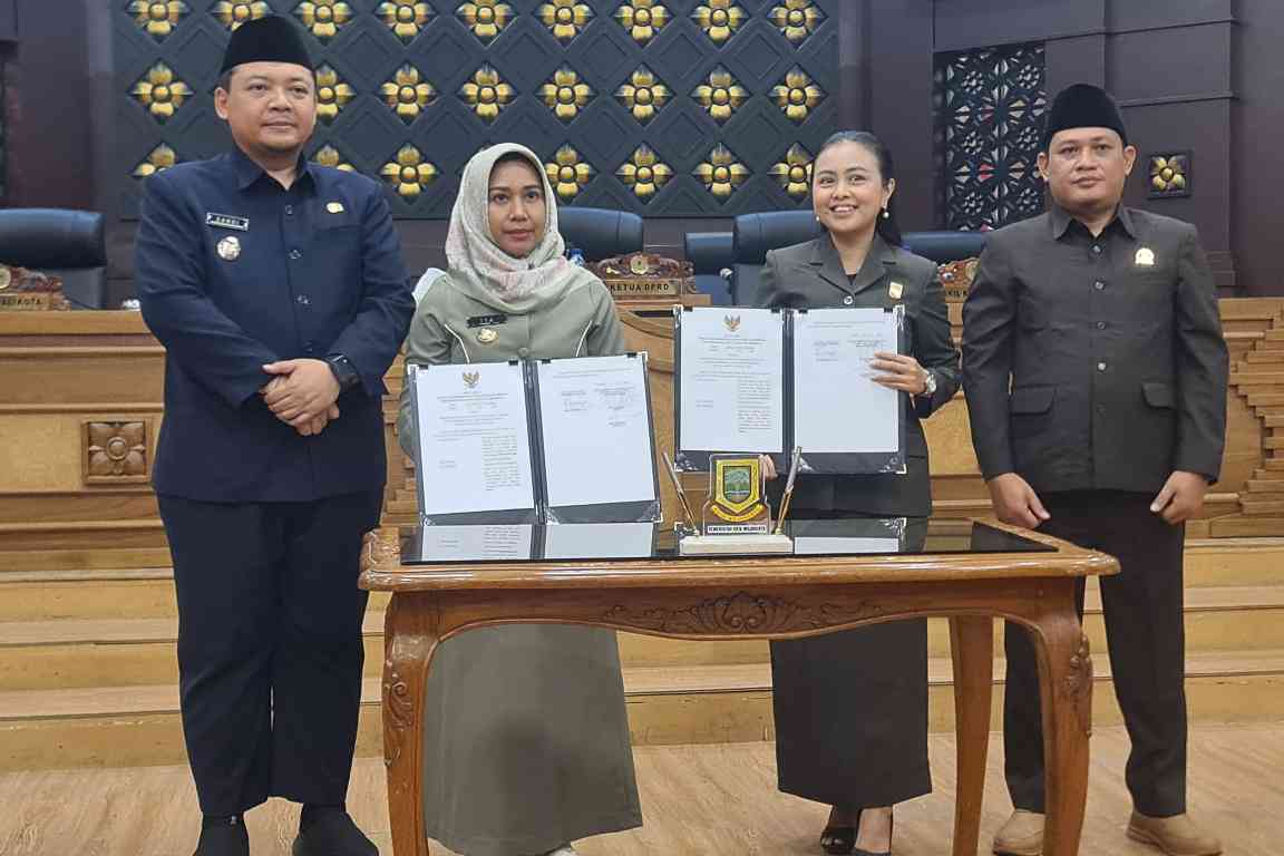Wali Kota Mojokerto Ika Puspitasari bersama pimpinan DPRD menandatangani nota pengesahan Raperda RPJMD 2025-2029 dan Perubahan Perda Pajak-Retribusi di Gedung DPRD Kota Mojokerto, Rabu (18/6/2025).