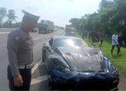 kecelakaan tol Sidoarjo, Porsche tabrak Rush, Rush terguling, laka Tol Porong, mobil supercar nabrak