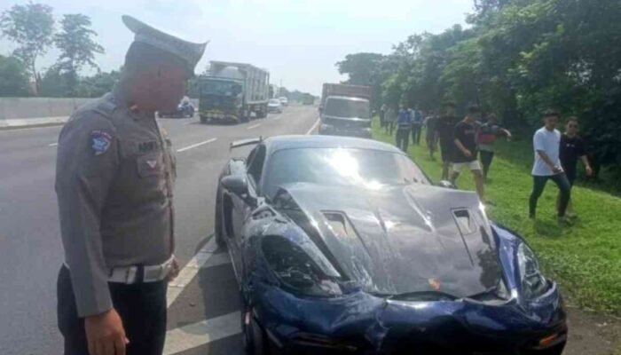 Porsche Mewah Hantam Belakang Rush Hingga Terguling di Tol Sidoarjo