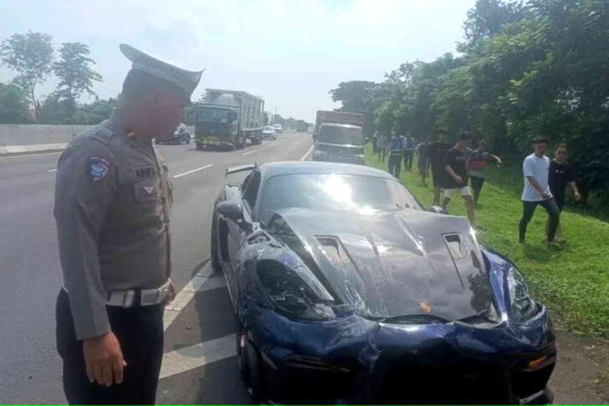 kecelakaan tol Sidoarjo, Porsche tabrak Rush, Rush terguling, laka Tol Porong, mobil supercar nabrak