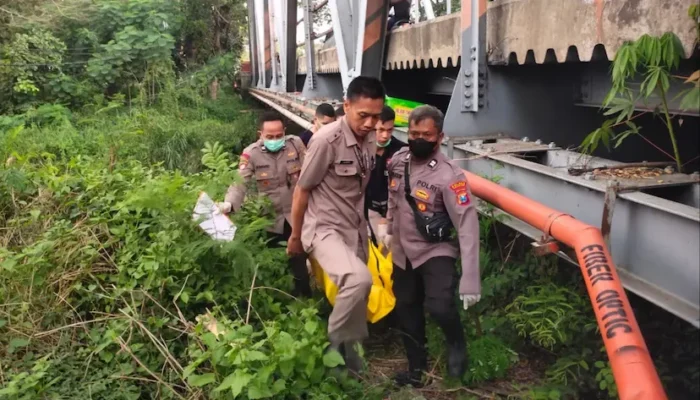 Mayat Pria Penuh Luka Tusuk Ditemukan di Bawah Jembatan Nganjuk