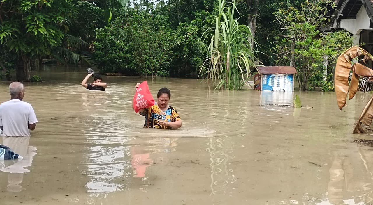 Puluhan Rumah di Gresik Terendam Banjir Hingga 1,5 Meter, Warga Dievakuasi BPBD
