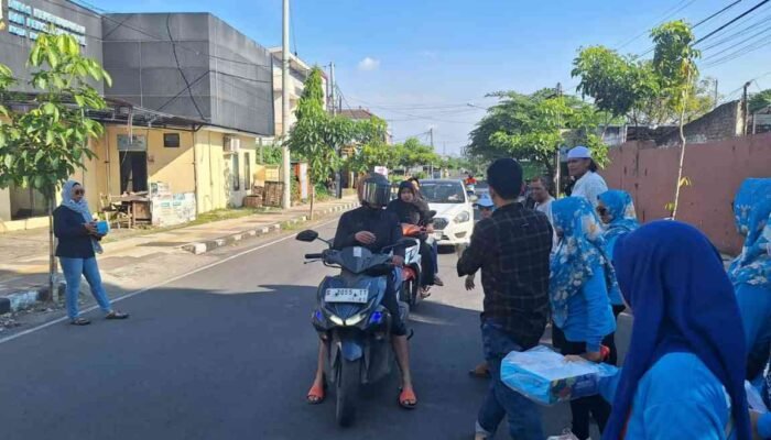Gandeng Warung Berkah SYD, PWI Mojokerto Salurkan 200 Nasi Kotak dalam Jumat Berkah