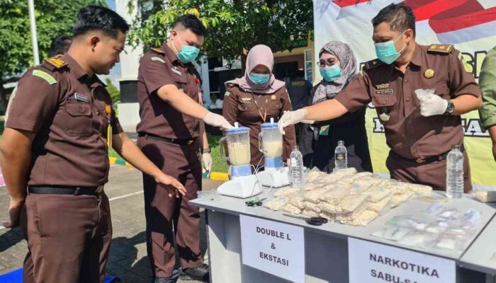 Ratusan Gram Sabu dan Ribuan Pil Koplo Dimusnahkan Kejari Kota Mojokerto